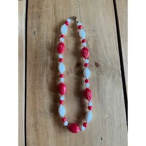Vintage womens beaded necklace. costume jewelry. red/white/gold beads.